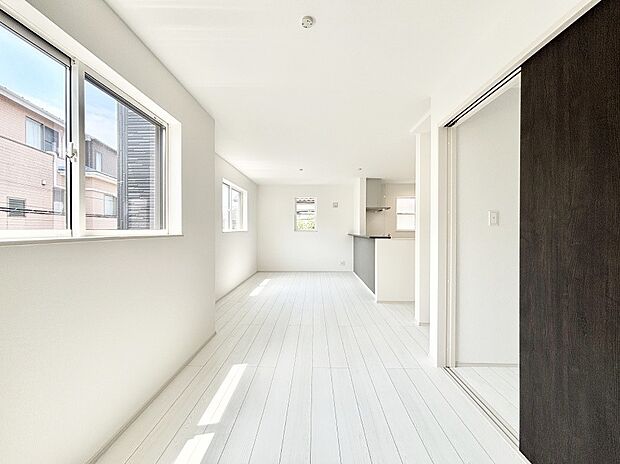 明るい陽光が注ぎ、寛ぎの雰囲気に満たされるリビング・ダイニング。 