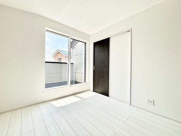 明るいバルコニーサイドに洋室を設置。目覚めの良い寝室に。   