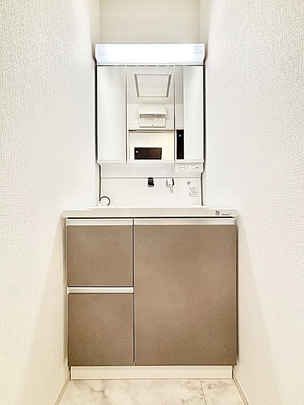 大きく見やすい三面鏡で清潔感ある洗面台は、身だしなみチェックや肌のお手入れにおすすめです。 