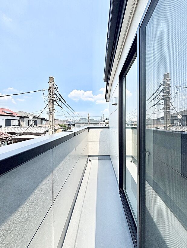 ゆったりバルコニーだから沢山お洗濯ものを干せます。