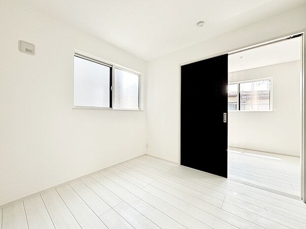 窓からのやさしい光が心地よいプライベートルーム