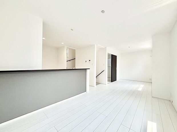 内装「ただいま」「おかえり」家族とのコミュニケーションが深まるリビングイン階段があります。 