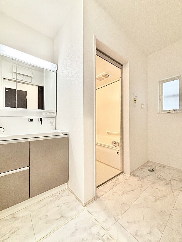 洗面所はゆとりのあるスペースで、身支度や入浴後のスキンケアも心に余裕をもってできそうです。  