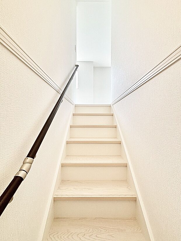 階段には手すりがあり、小さなお子様やお年寄りの方にも安心です。