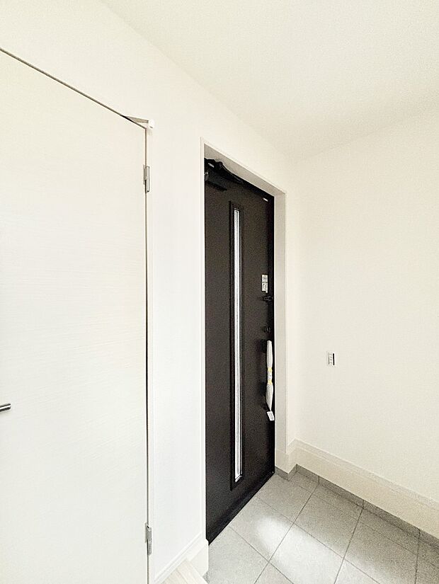 ガラススリットの入った玄関ドアが室内に光を届けてくれます