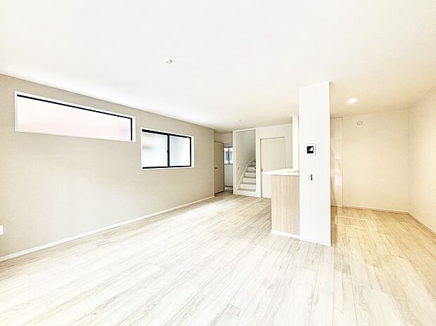 ご家族の賑やかな話し声で包まれる明るいリビング