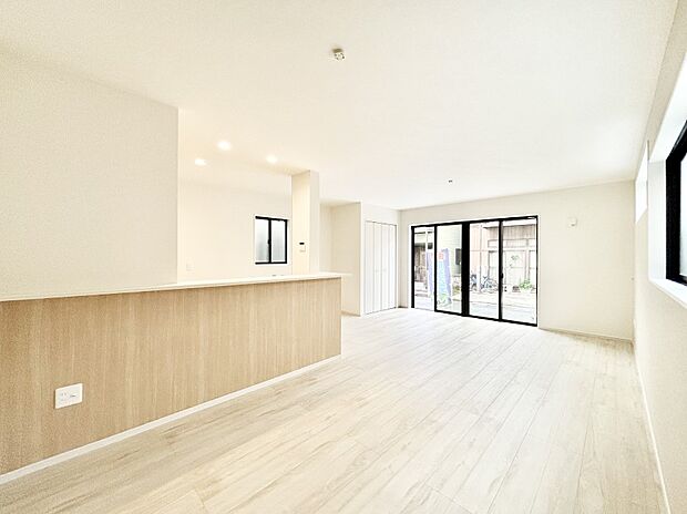 大きな窓からたっぷりの陽光と風を感じられるリビング