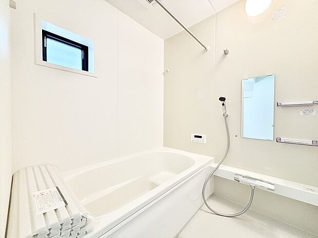 一日の疲れを癒してくれる明るい清潔感のあるバスルーム