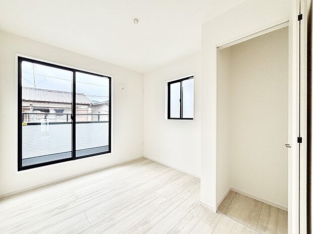 バルコニーが開放感をプラスしてくれる洋室