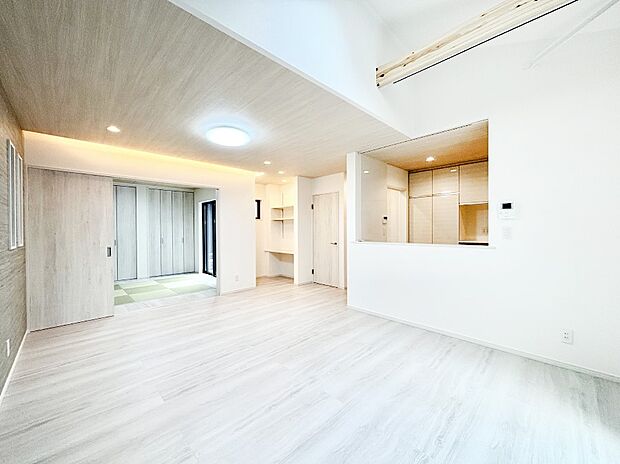 ご家族の賑やかな話し声で包まれる明るいリビング。