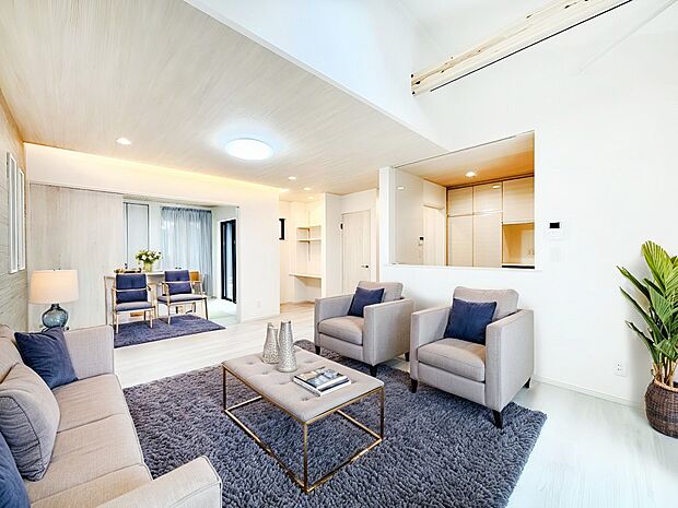 家族の和やかな会話が聞こえてきそう。開放感のあるリビングです。※家具はCGです