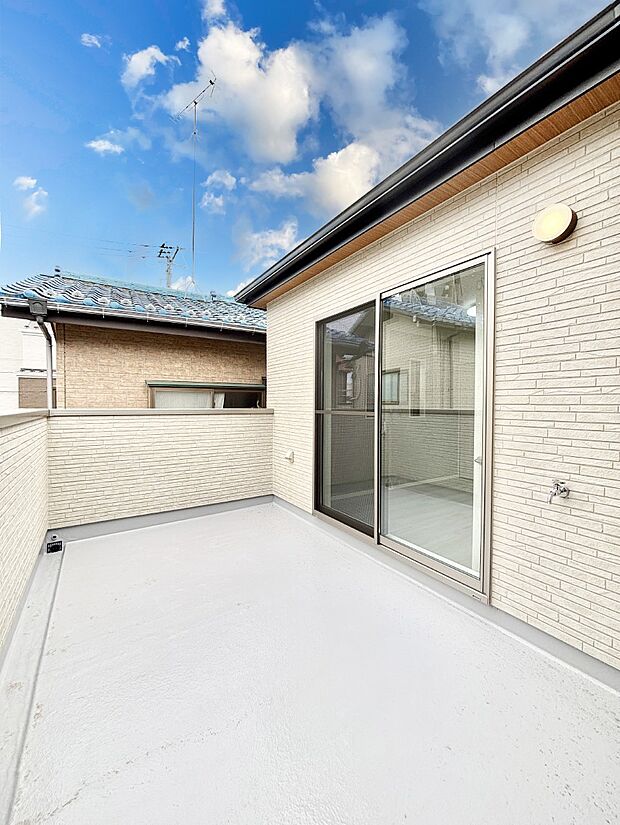 広々バルコニーでお洗濯物が気持ちよく乾きます。