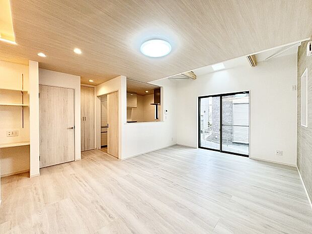 明るい陽光が注ぎ、寛ぎの雰囲気に満たされるダイニング。