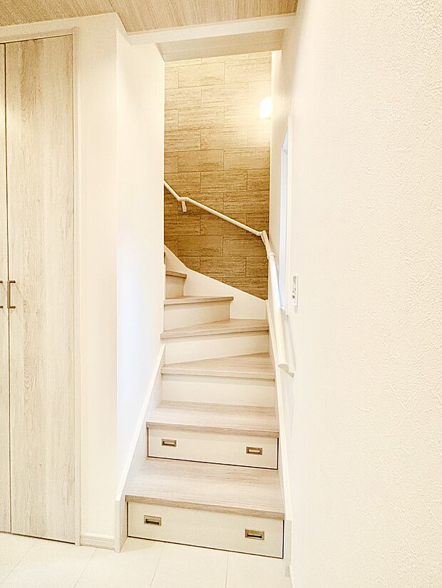 階段には手すりがあり、小さなお子様やお年寄りの方にも安心です。