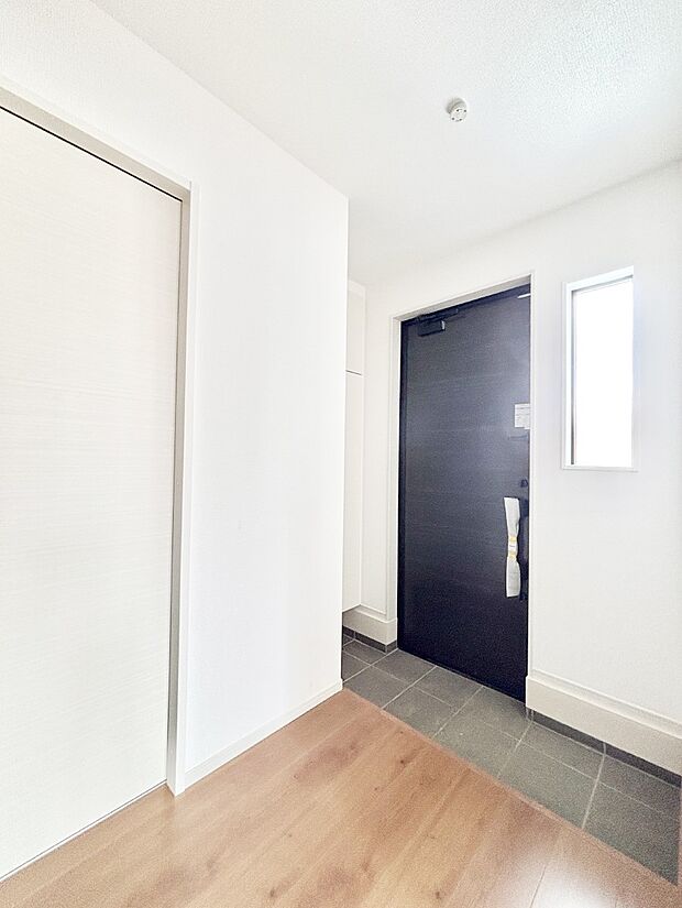 小窓から陽光を感じられる明るい玄関