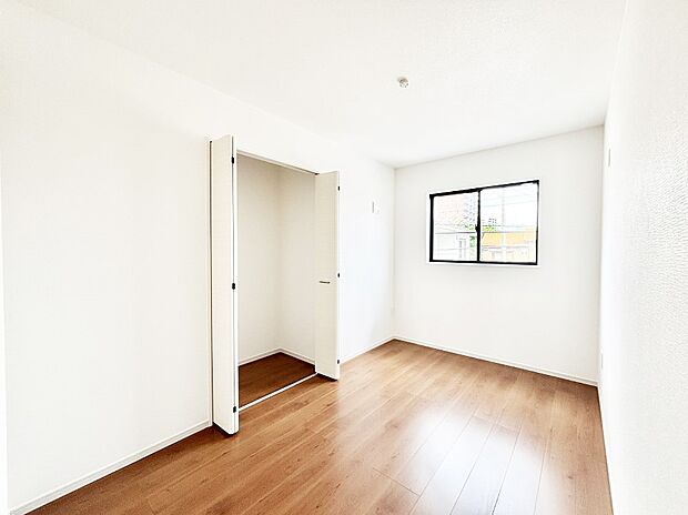 やさしい光がさしこむ居室はしっかり収納付き