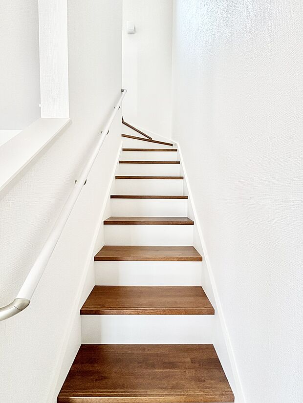 階段は手すり付きなので小さなお子さまやご高齢の方も安心です