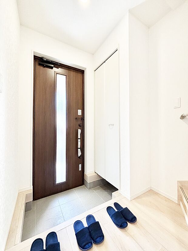 玄関ドアにスリッドラインが入っているので光の演出をしてくれます！ 