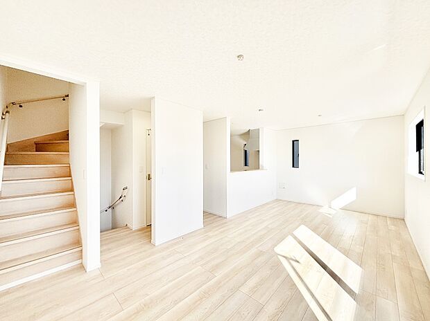 ナチュラルテイストの優しく柔らかい色使いのフローリングが素敵なリビングですね。