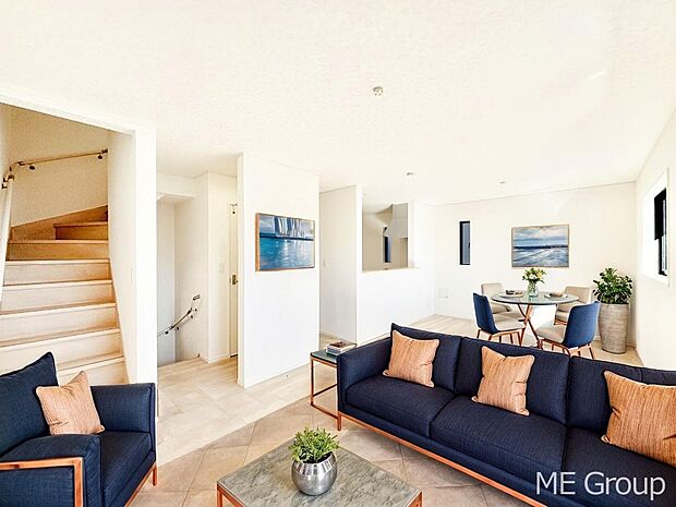 プライバシーも守れる2階リビングは明るく開放感たっぷり！　※家具はCGです