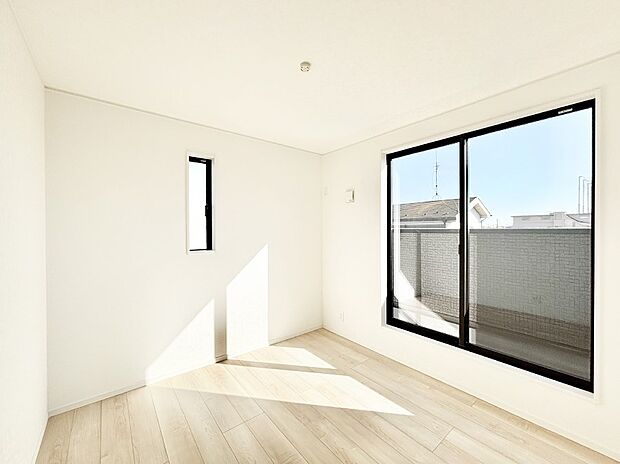 明るいバルコニーサイドに洋室を設置。目覚めの良い寝室に。 