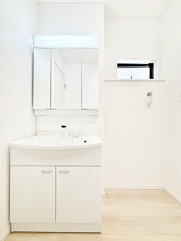 スタイリングに便利な三面鏡、ミラーキャビネットで細かい物スッキリ