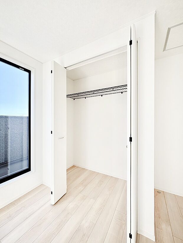 洋室のクローゼット。奥行きがあるので厚手の衣類もすっきり収まります。  