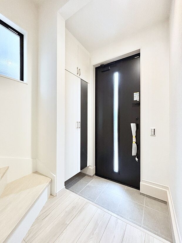 明るい玄関はお客様をお出迎えするのにぴったりです！ 