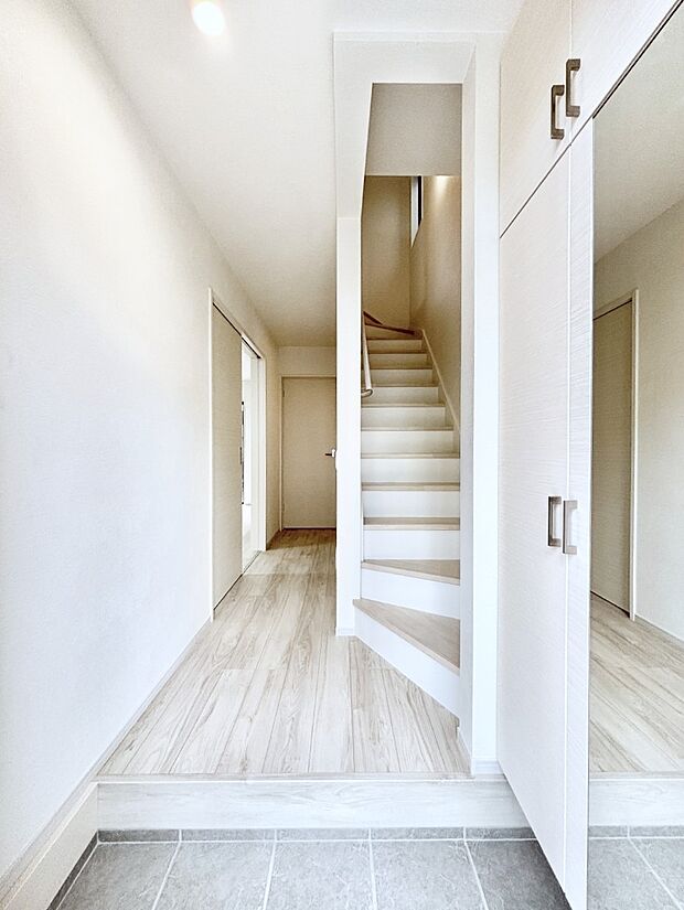 家族の帰宅やお客様をあたたかく迎える玄関