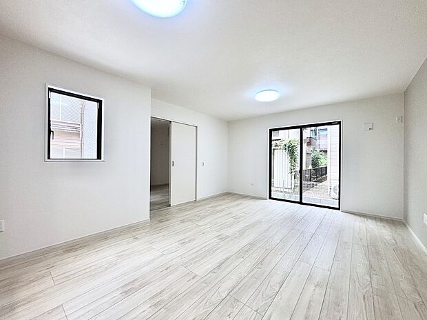 明るい陽光が注ぎ、寛ぎの雰囲気に満たされるリビング・ダイニング。