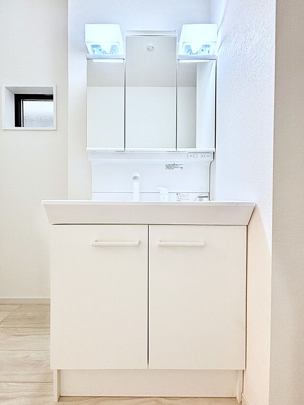 大きく見やすい三面鏡で清潔感ある洗面台は、身だしなみチェックや肌のお手入れにおすすめです。