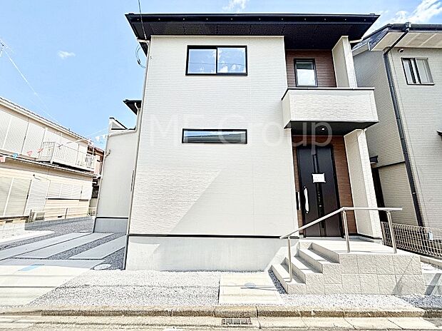 堂々完成！たっぷりの陽光と開放感に包まれる明るい住まい。 