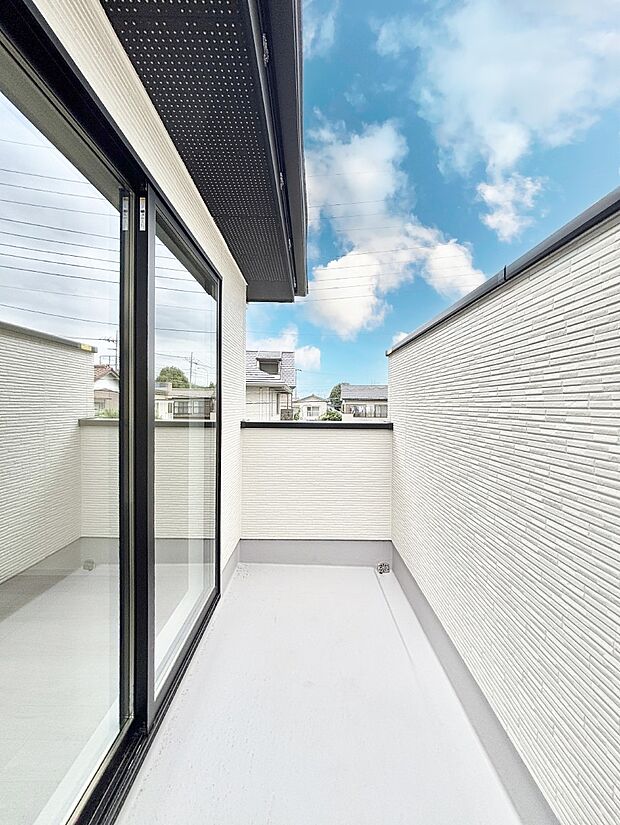 暖かな陽光が降り注ぐバルコニーはお洗濯におすすめ。爽やかな風も心地よいです。 