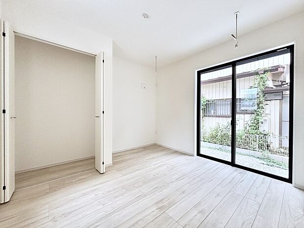 リビング隣接の洋室は個室としても利用できます