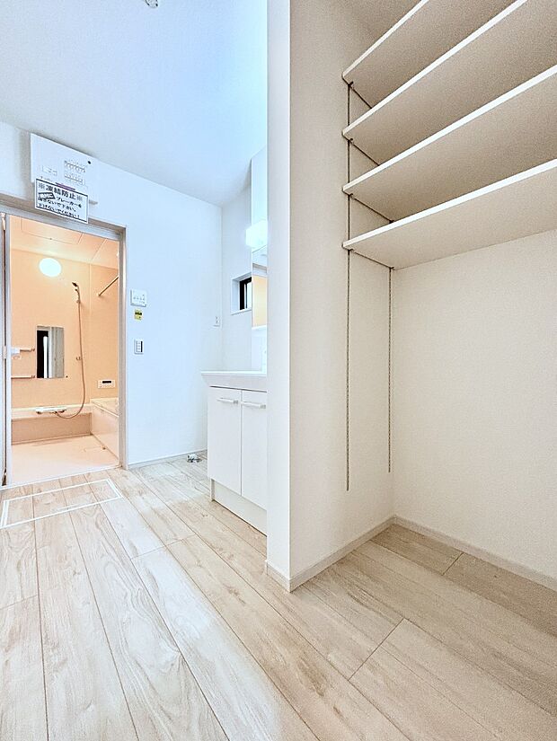 清潔感ある洗面化粧室で朝の身支度も快適  