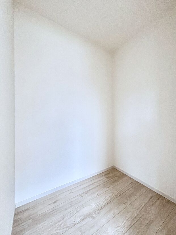 ウォークインクローゼット付きで生活空間を広く利用できます。