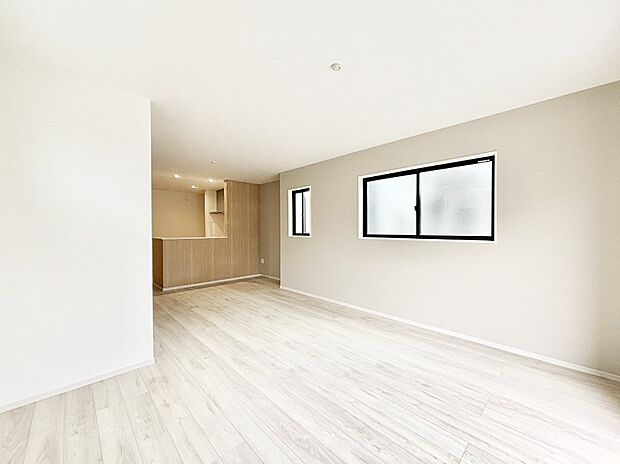 ご家族の賑やかな話し声で包まれる明るいリビング