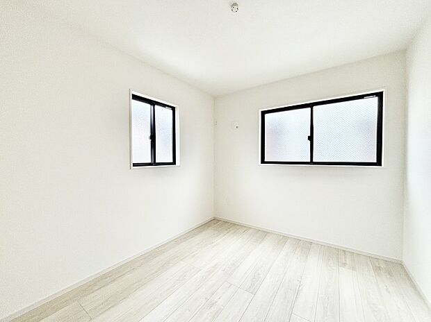 窓からのやさしい光が心地よいプライベートルーム