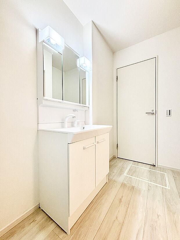 清潔感ある洗面化粧室で朝の身支度も快適