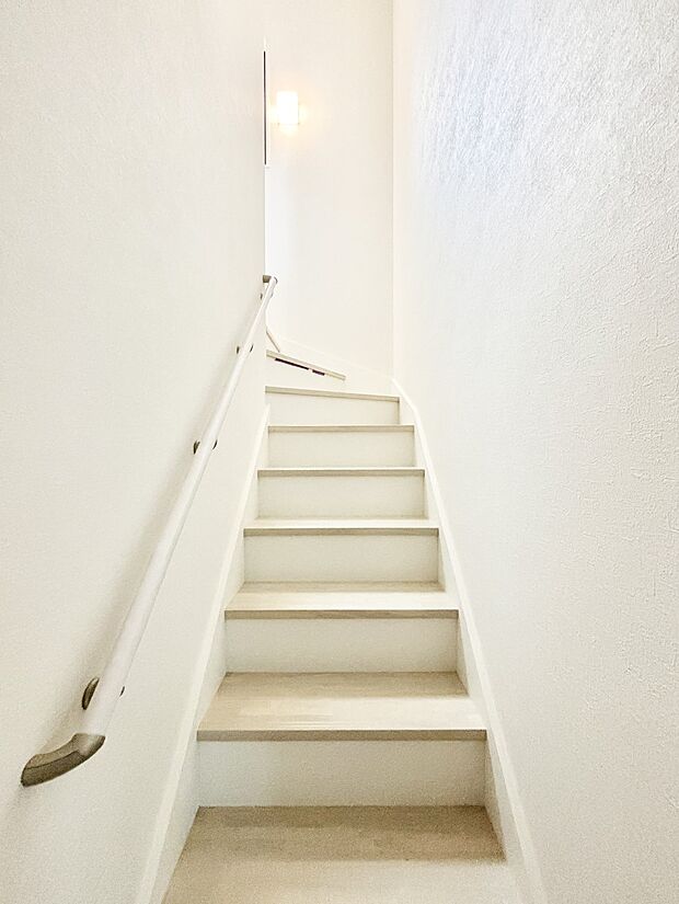 階段は手すり付きなので小さなお子さまやご高齢の方も安心です