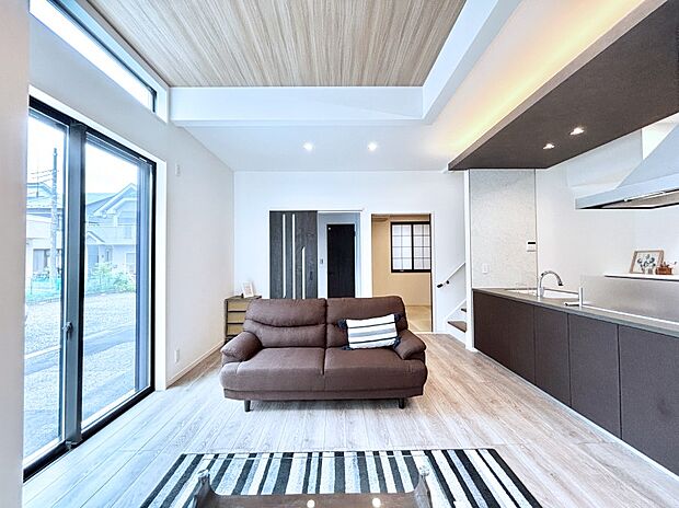 明るい陽光が注ぎ、寛ぎの雰囲気に満たされるリビング・ダイニング。 