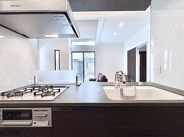 リビングを見渡せる人気のカウンターキッチン。 家族を見守りながら家事をすることができます。