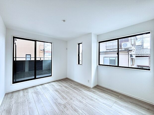 明るいバルコニーサイドに洋室を設置。目覚めの良い寝室に。 