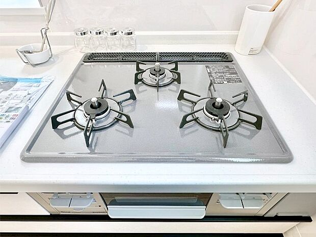 ガスコンロはＳｉセンサー搭載。火力調節や焦げ付き・消し忘れも防いでくれます。