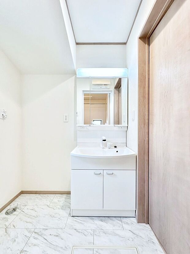 ゆとりの洗面スペースで朝の身支度もスムーズに