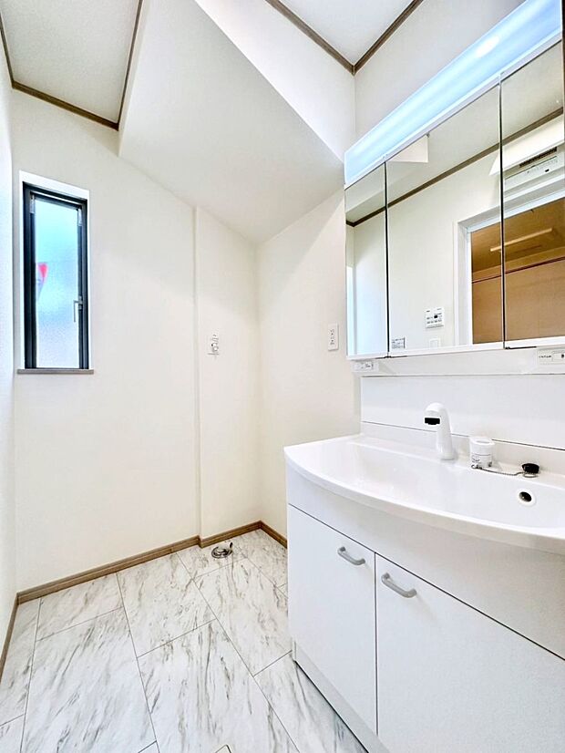 清潔感ある洗面化粧室で朝の身支度も快適