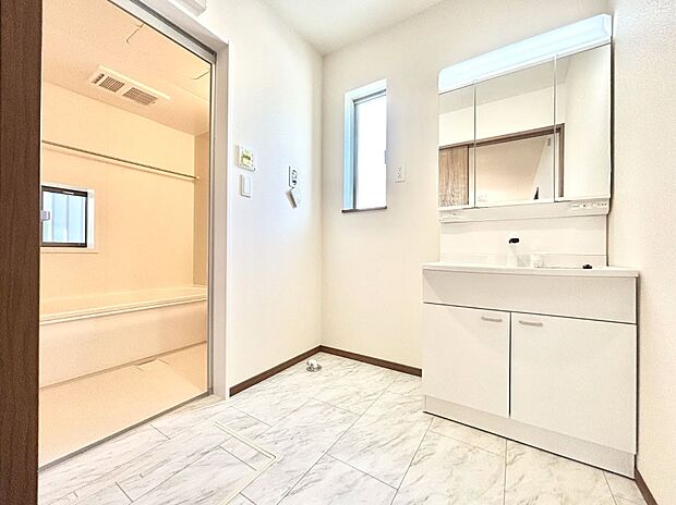 大きく見やすい三面鏡で清潔感ある洗面台は、身だしなみチェックや肌のお手入れにおすすめです。 