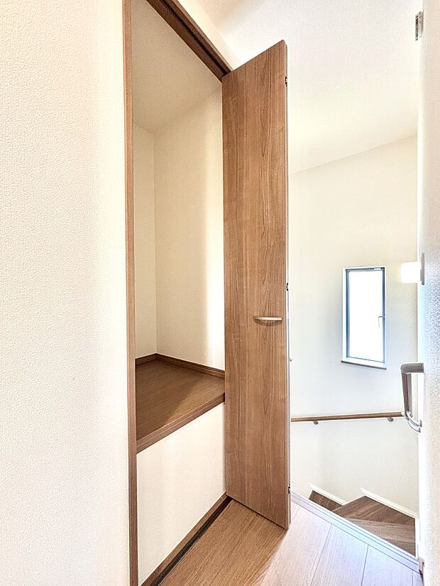 廊下収納。掃除道具や季節の小物を収納することができます。