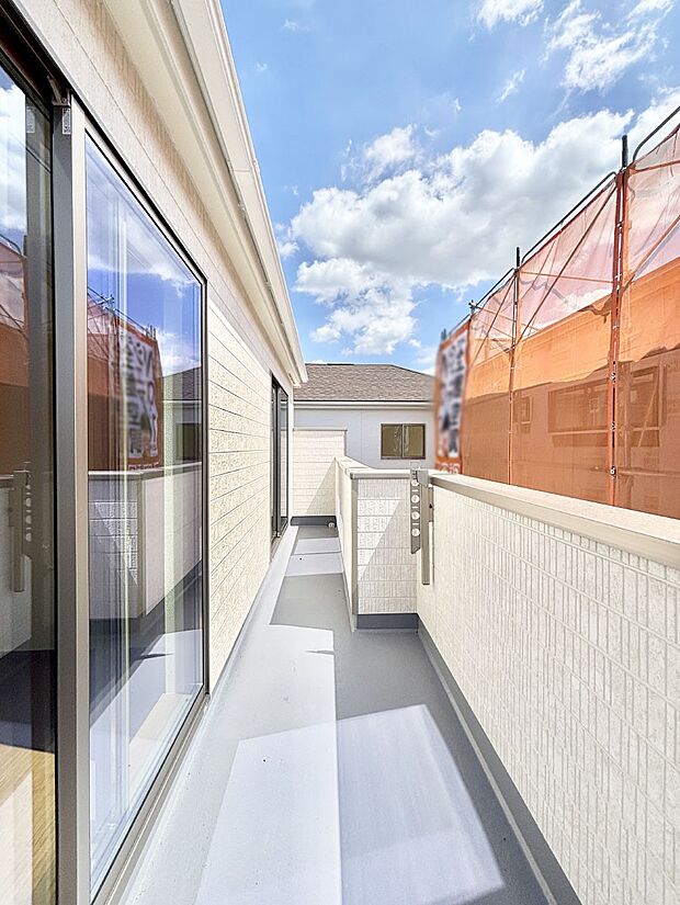 南向きのバルコニー!ご家族の洗濯物はもちろん、お布団もたっぷり干せます!