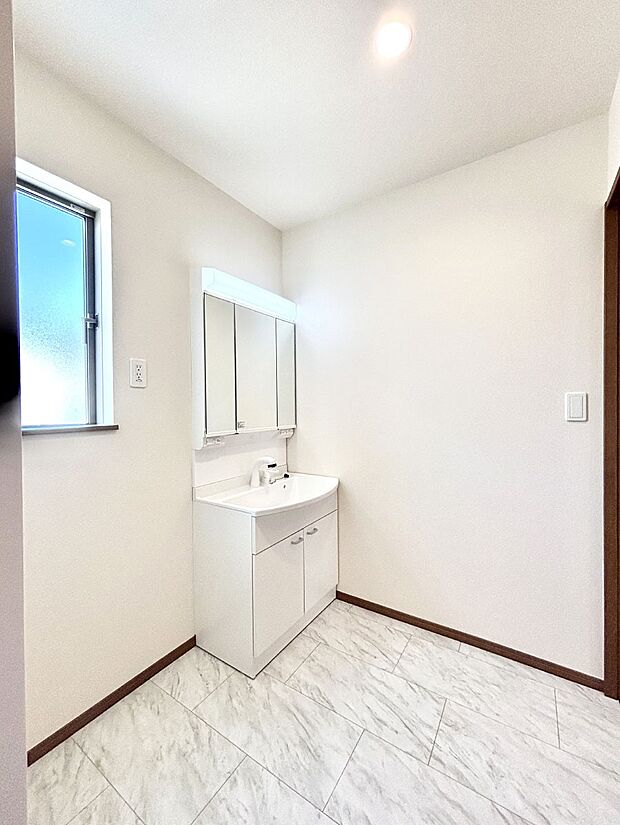 清潔感のある快適空間です。毎日の身支度も気持ち良くお使い頂けます。 